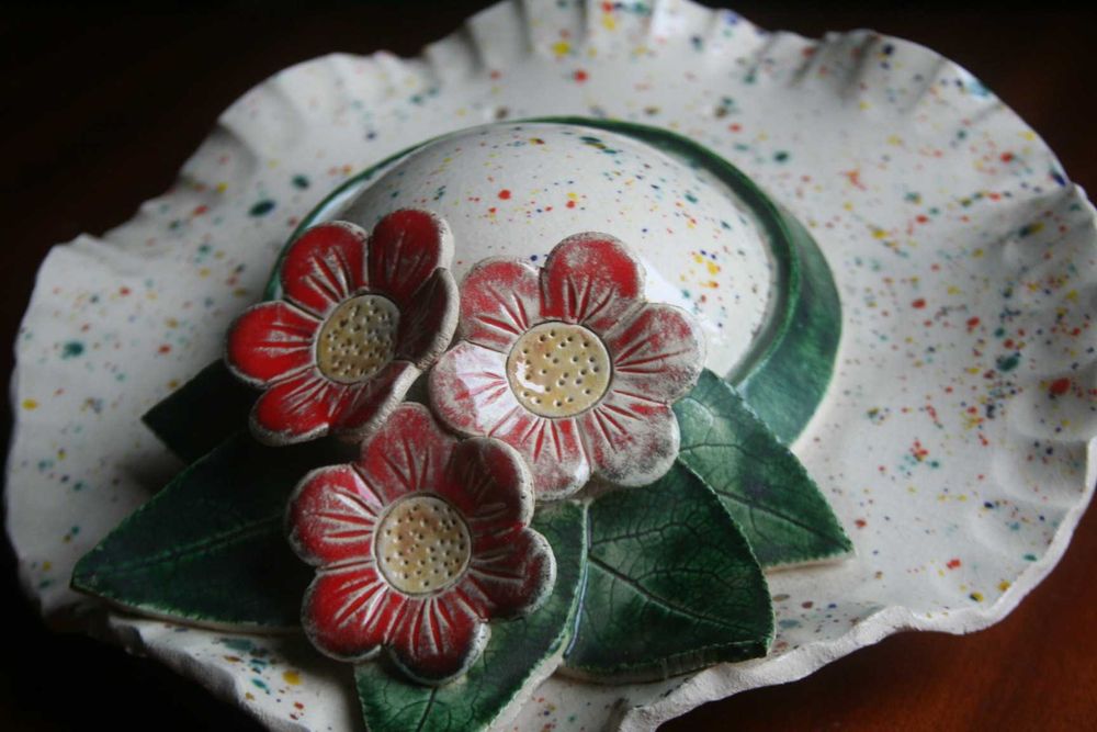 Ceramiczny kapelusz ozdobny malowany szkliwiony