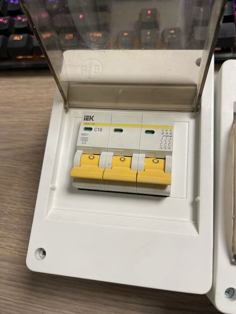Продам автоматы с коробкой Schneider C50 ,400 v IEK BA47-29 С-16,400 v