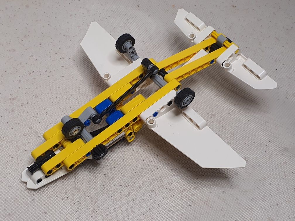 Lego Technic 42044 Odrzutowiec z1
