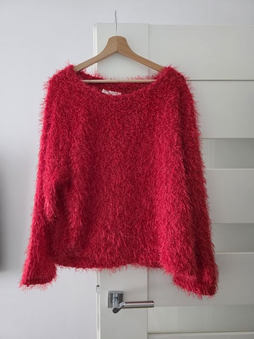 Włochaty sweter czerwony