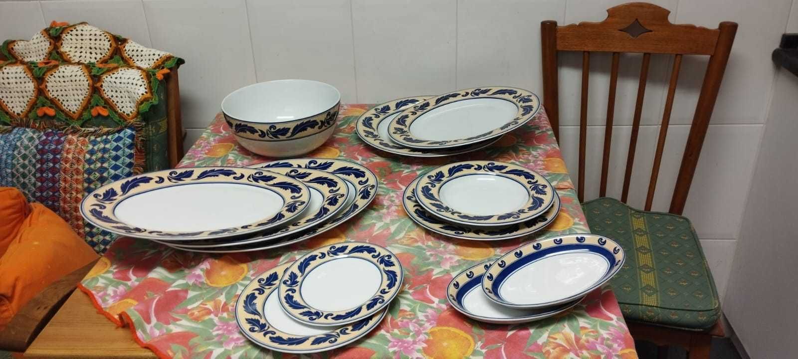 Serviço de porcelana Vista Alegre "VENTO" 123 peças