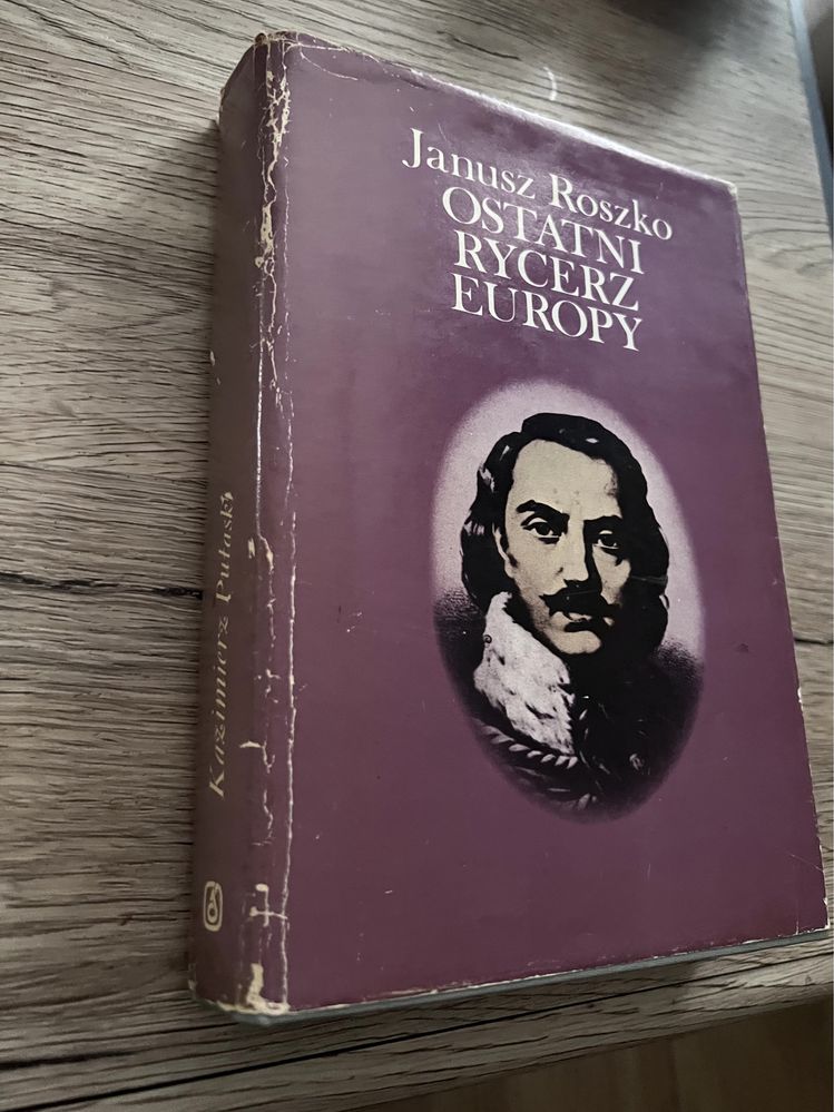 Ostatni Rycerz Europy, Kazimierz Pułaski, Janusz Roszko