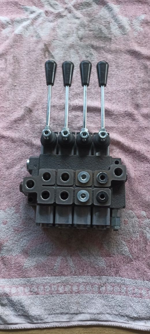 Rozdzielacz hydrauliczny Waryński 40 litrów  4 sekcje - Okazja !