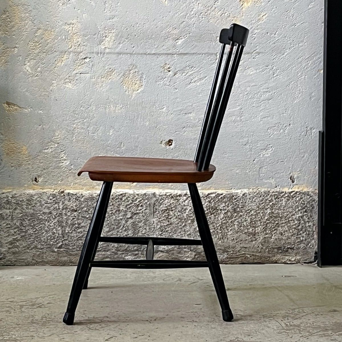 Drewniane  czarne krzesła szczebelkowe