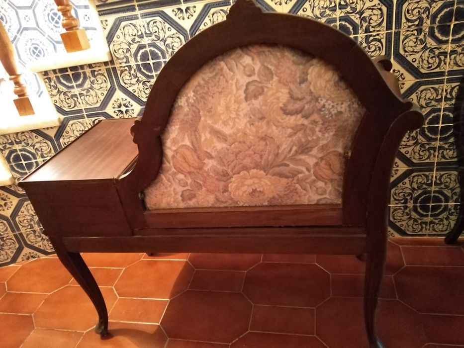 Namoradeira ou Mesa de Telefone em Mogno