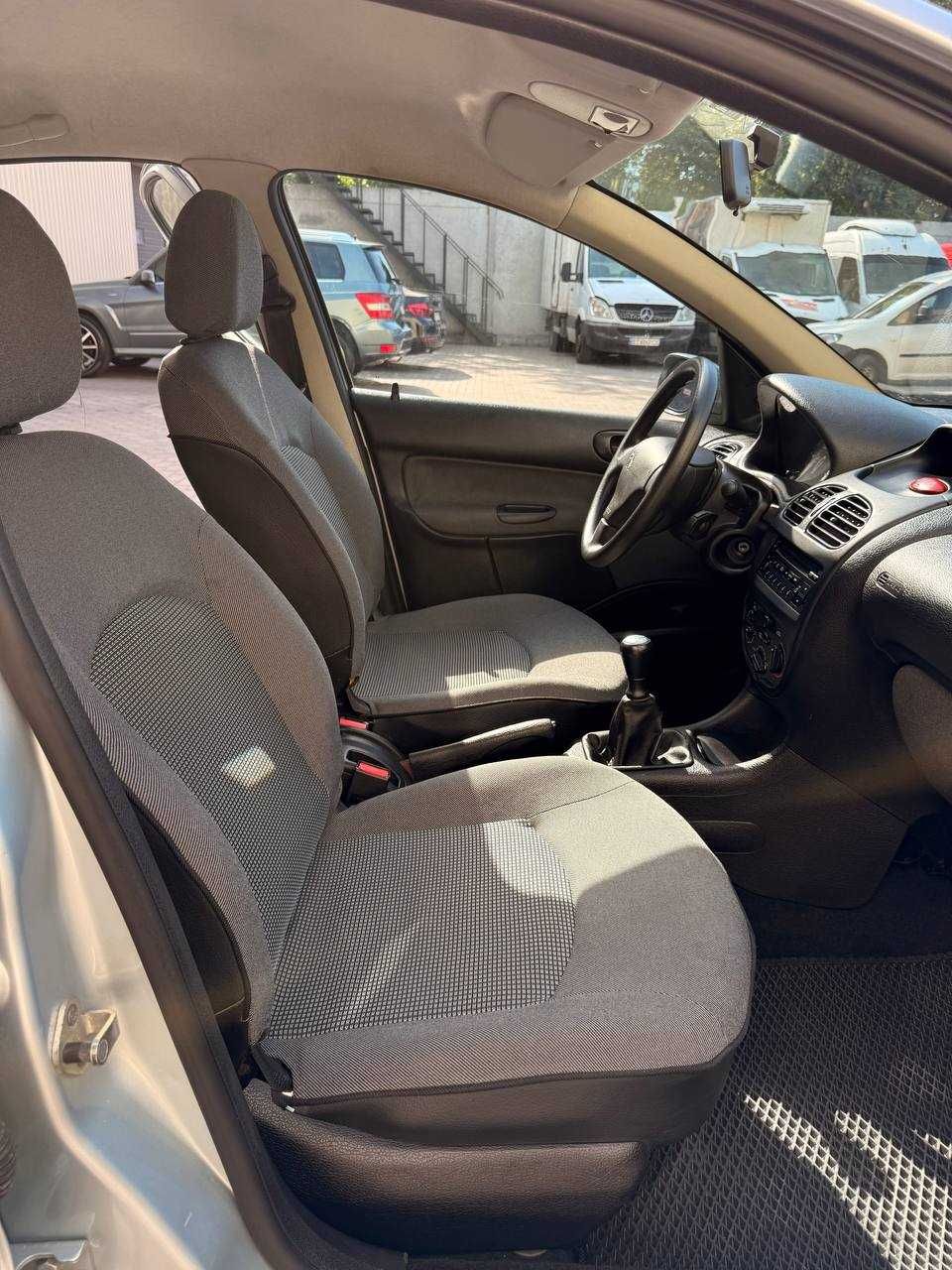 Продам Peugeot 206  2010 р.в. з пробігом 49000 км. !