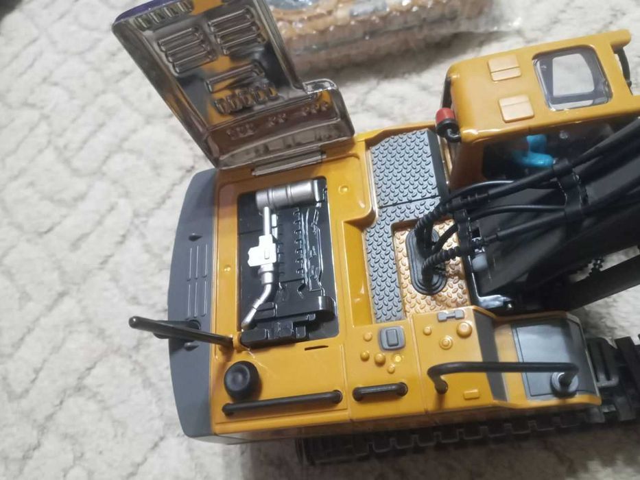 Экскаватор на пульте радиоуправлении Екскаватор на радіокеруванні