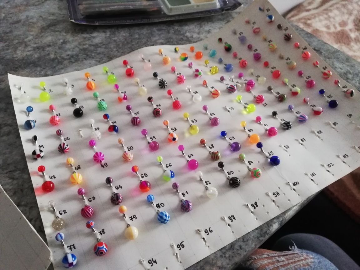 Kolczyki do pępka stalowe 85 szt piercing, glitter, brokat