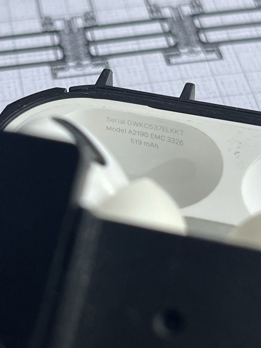 Продам оригінальні Apple AirPods Pro with MagSafe Charging Case