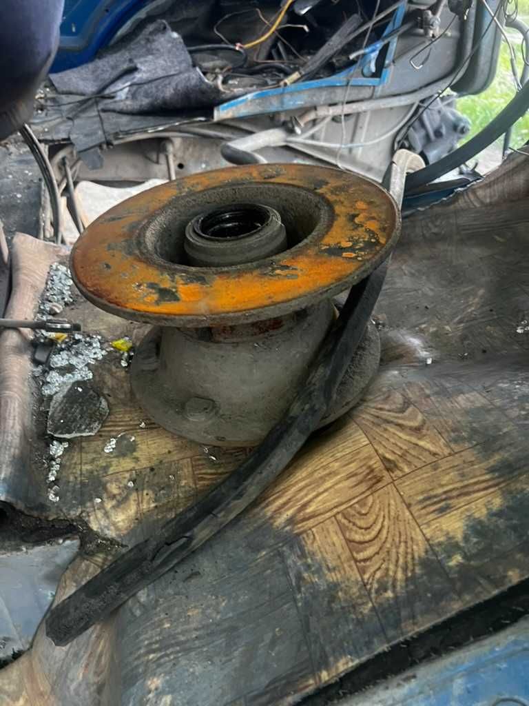 Балка передня зі ступицями в зборі Мерседес Т1 410 БУС спарка