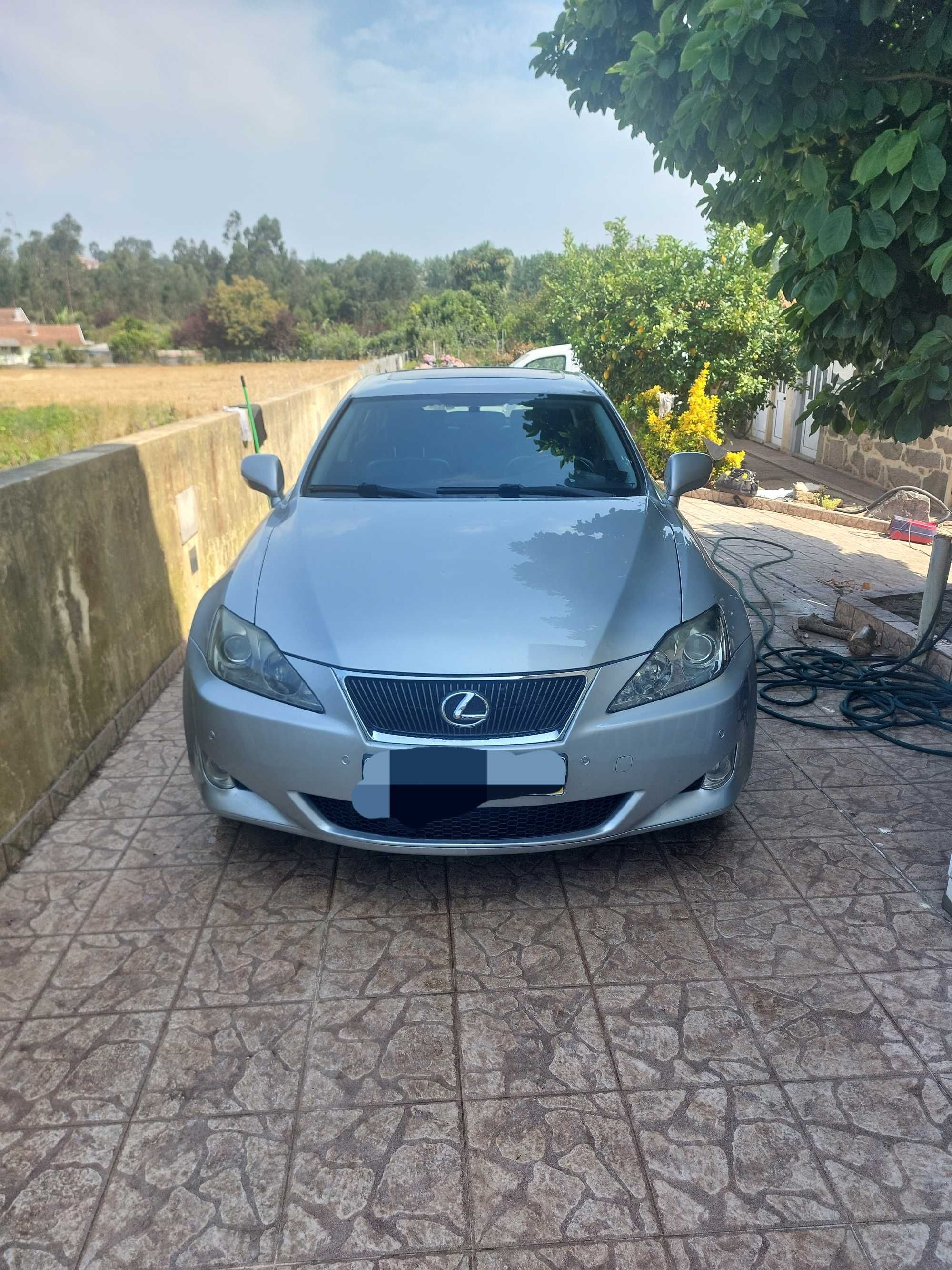 Carro lexus is 220d