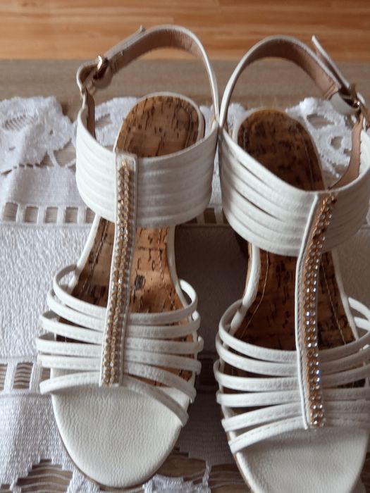 Sandały na koturnie