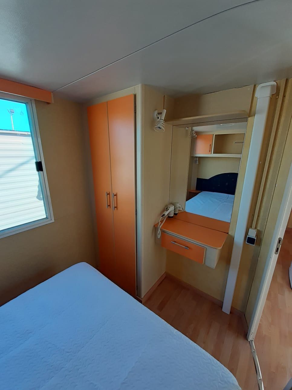 * MOBILE HOME PRÉ-FABRICADA SHELBOX DE 8X3 METROS EM GUIA.