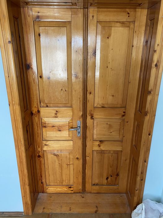 Двері двойні.