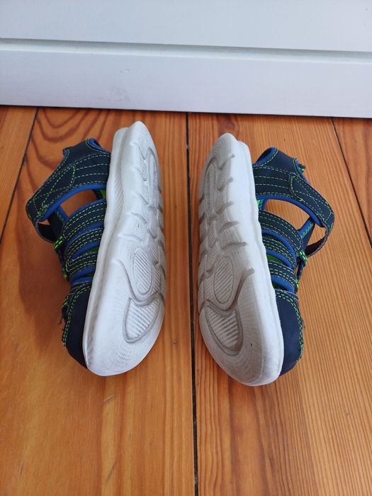 Sandálias desportivas da Skechers, tamanho 28