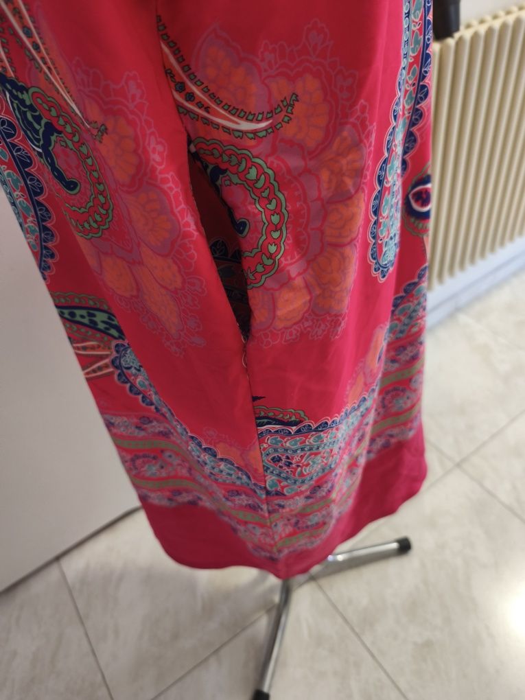 Elegancka kolorowa sukienka we wzory