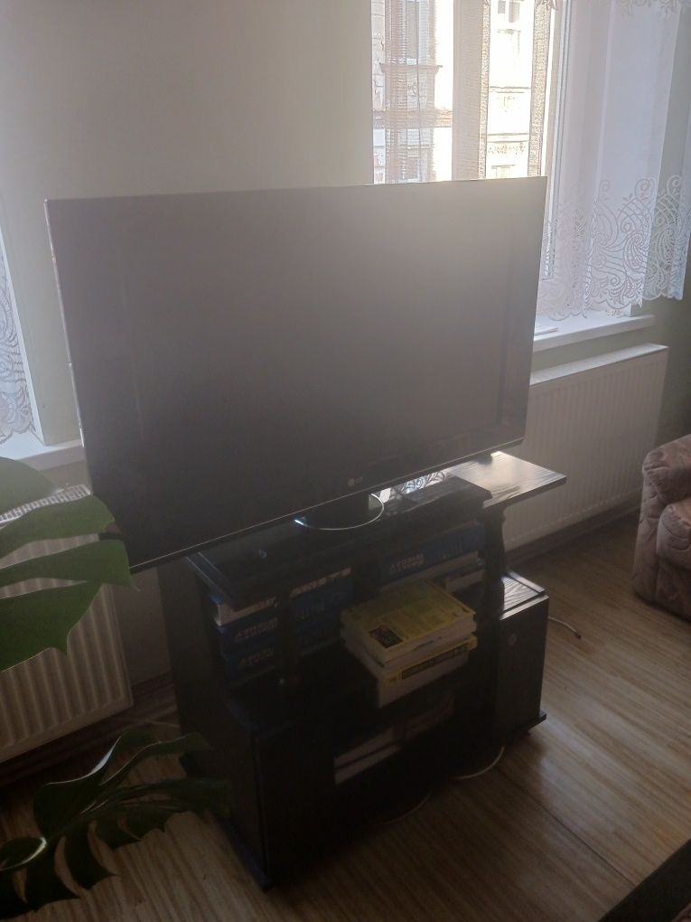 Telewizor LG wraz ze stolikiem