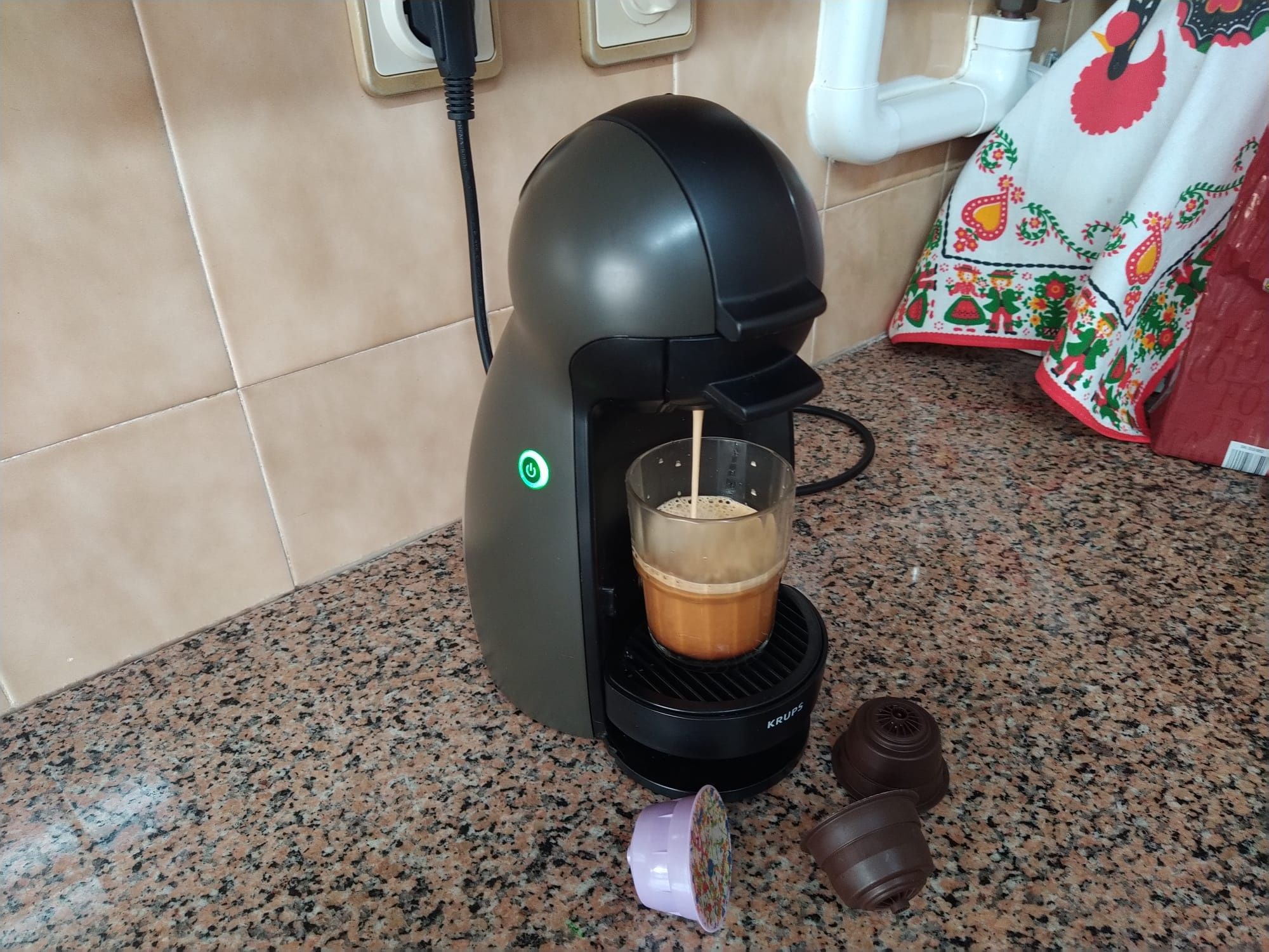Máquina de café Dolce Gusto Krups cafeteira casa quarto apartamento.