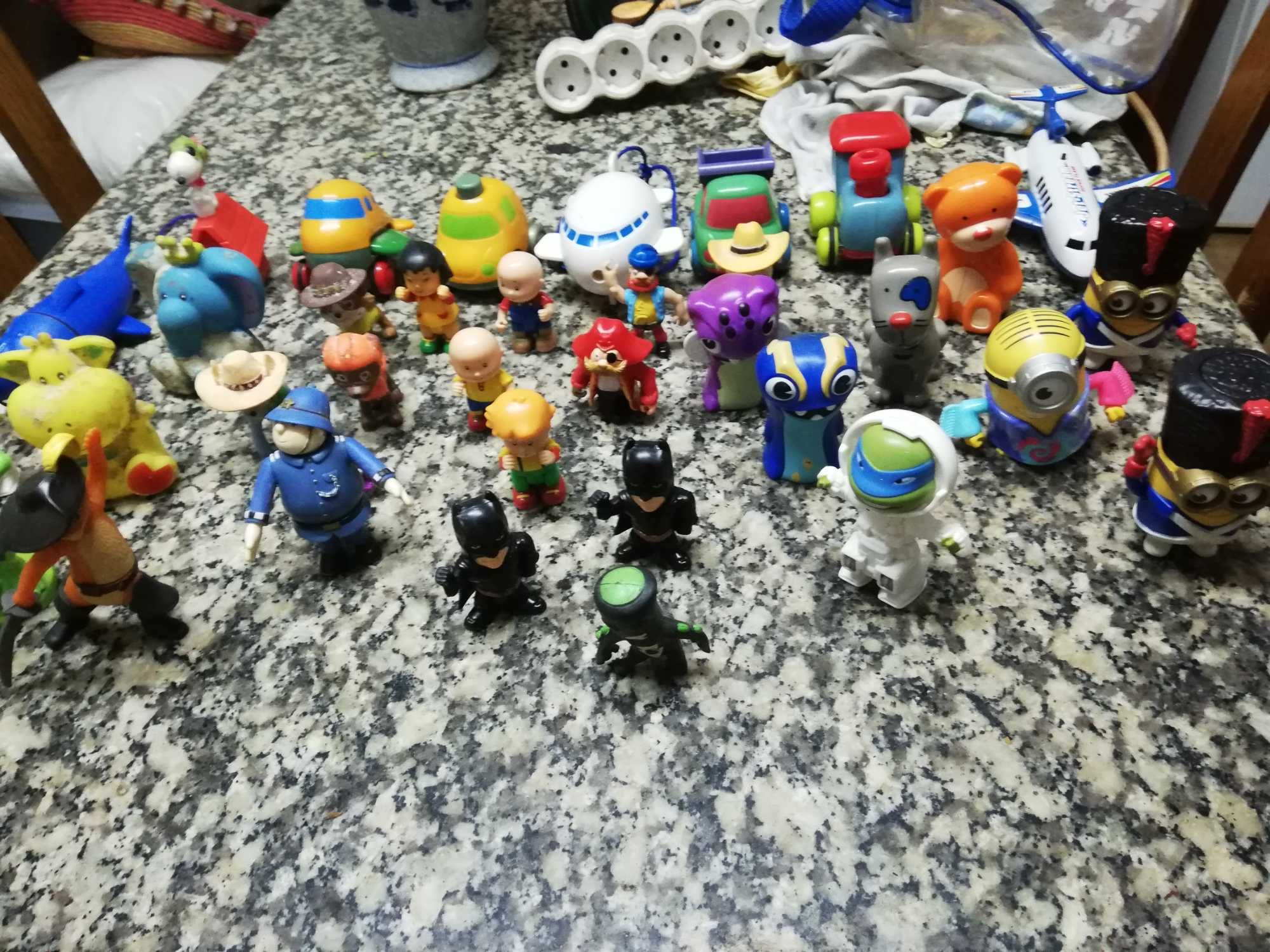 Boneco do super Mario pequeno entre outros