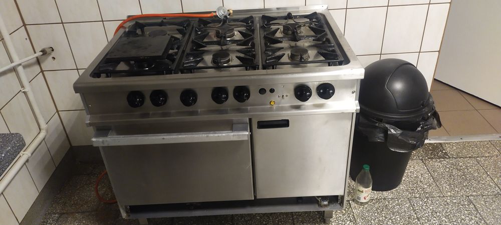 Sprzedam trzy piece,kuchenka gazowa  ,po zamknięciu piekarni