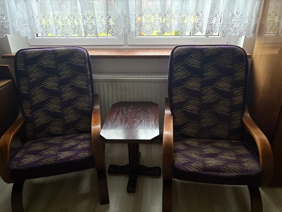Wygodne fotele i stolik