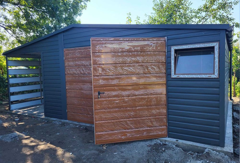 Garaż blaszany dwuspadowy + wiata panelowa 6×5 antracyt + drewno