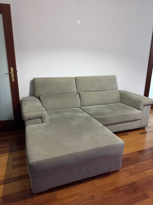 Dois Sofás - um com 3 lugares com chaise longue + um de dois lugares