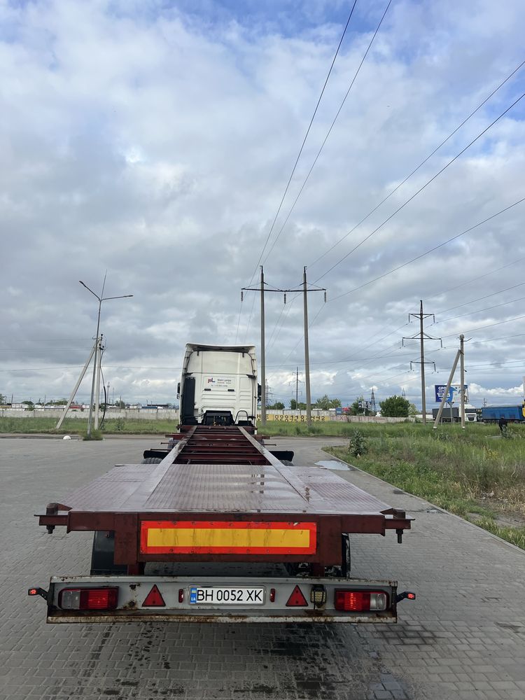 Напівпричіп ,контейноровоз