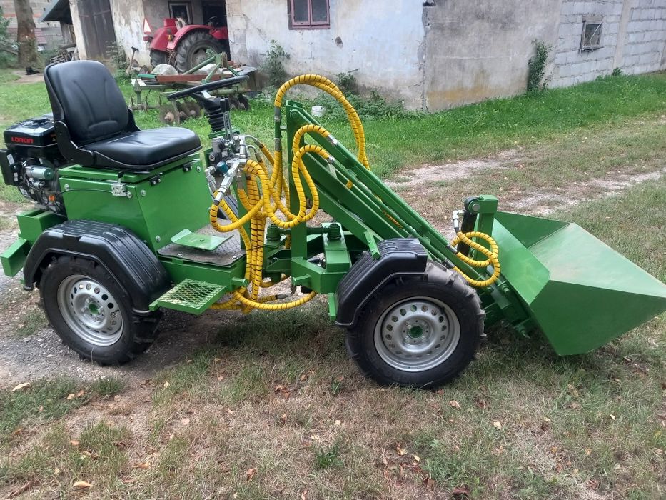 Miniładowarka o napedzie hydraulicznym.