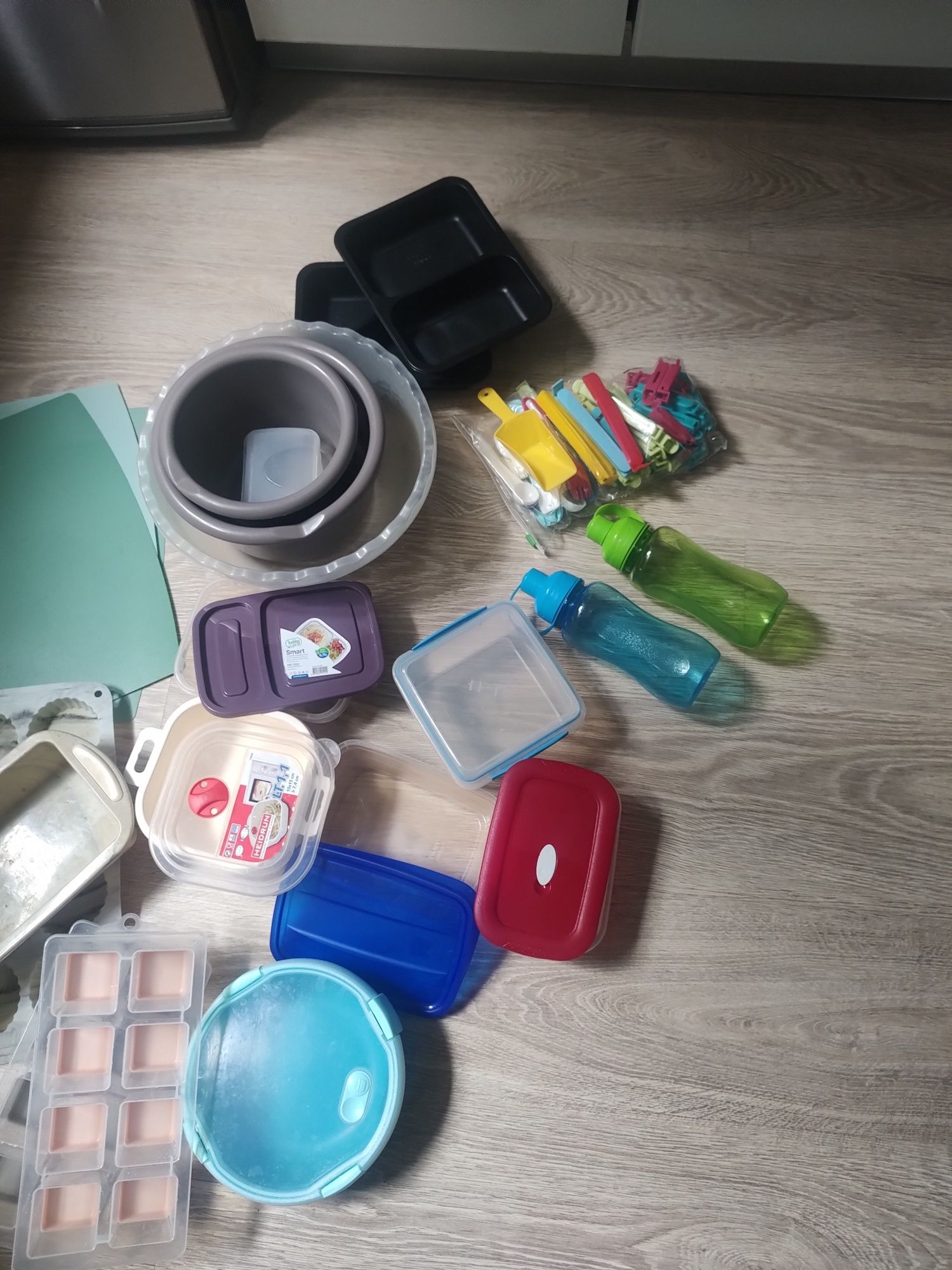 Zestaw plastikowych pojemników, form, artykułów kuchennych