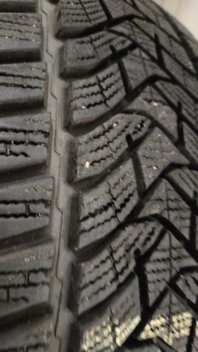 Opony zimowe 6,5mm Dunlop 235/45/18