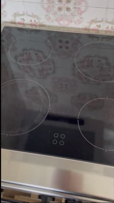 Conjunto de placa vitrocerâmica e forno