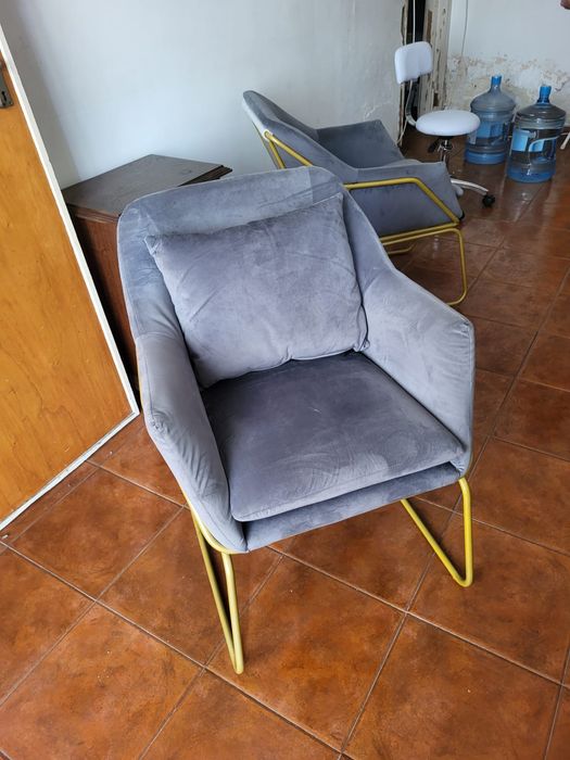 Vendo 2 cadeiras aveludadas com suportes em dourado. 250€ cada uma.  d