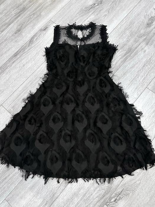 Вечірня чорна сукня