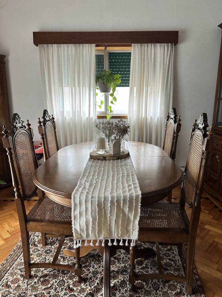 Conjunto Mesa de Jantar e 4 cadeiras