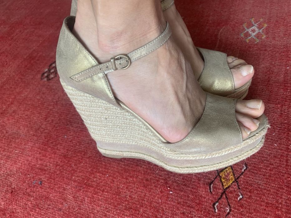 Sandalias de pele em cunha. Douradas
