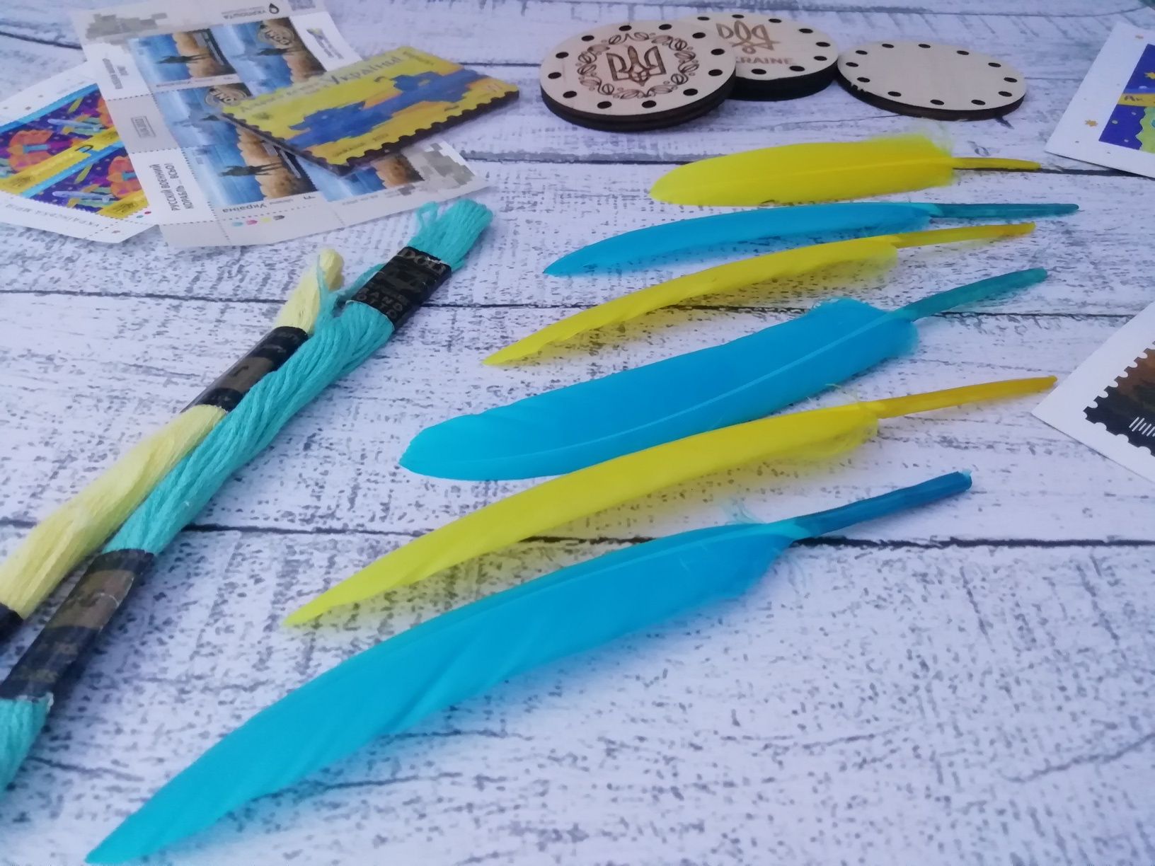 Купить перья птиц перо пір’я для декору натуральне фарбоване кольоров