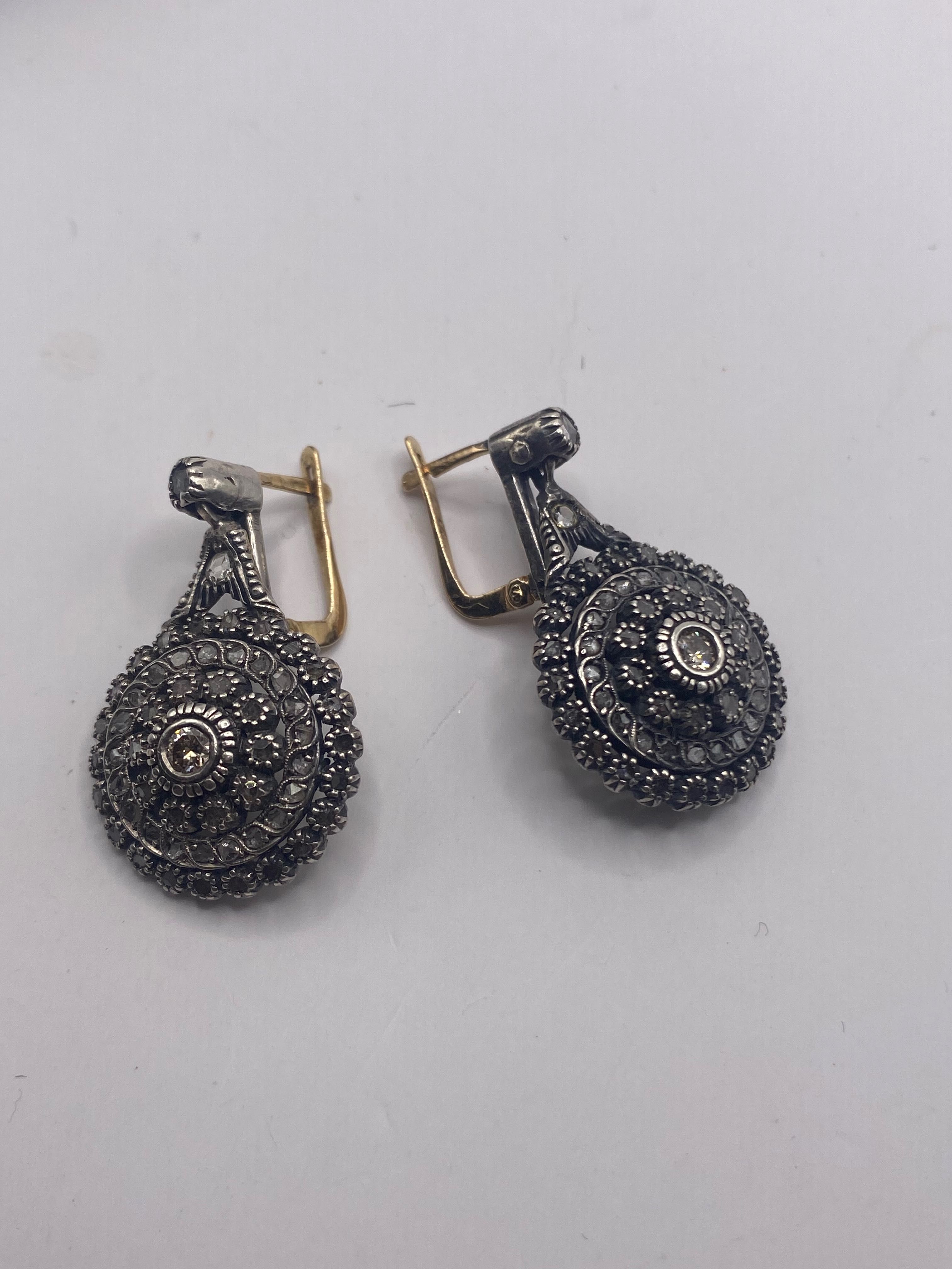 Par de brincos antigos em ouro e prata