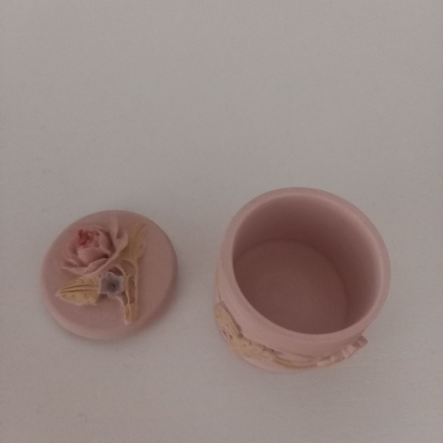 Urocze malutkie puzderko ceramiczne nowe szkatułka pudrowy róż różowe