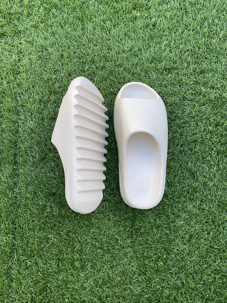 Yezzy slides nunca usados tamanho 41 e 43