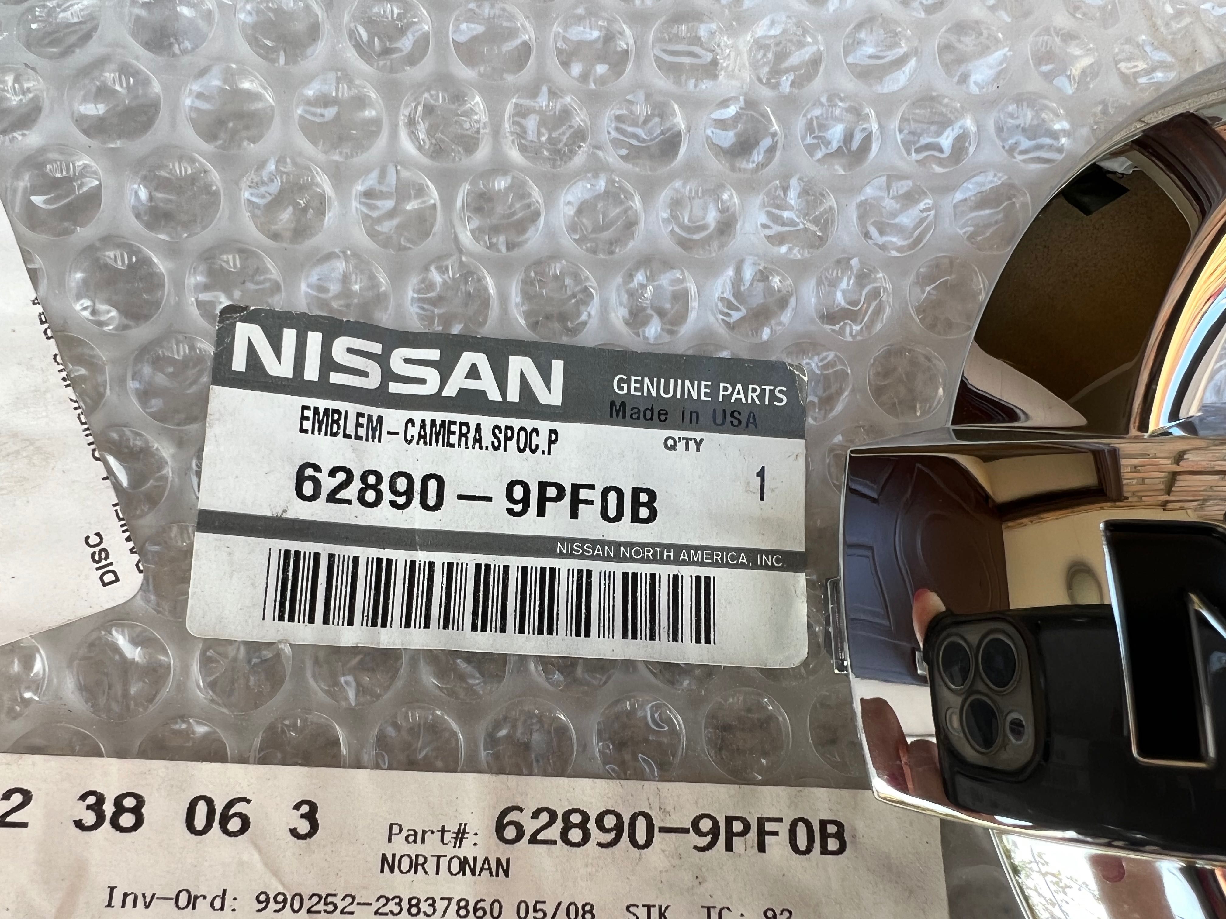 Емблема решітки радіатора на Nissan