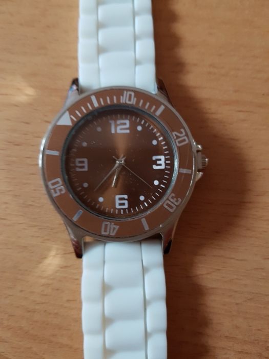 Zegarek z białym paskiem