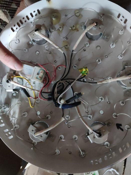 Люстра,діаметр кола 40.