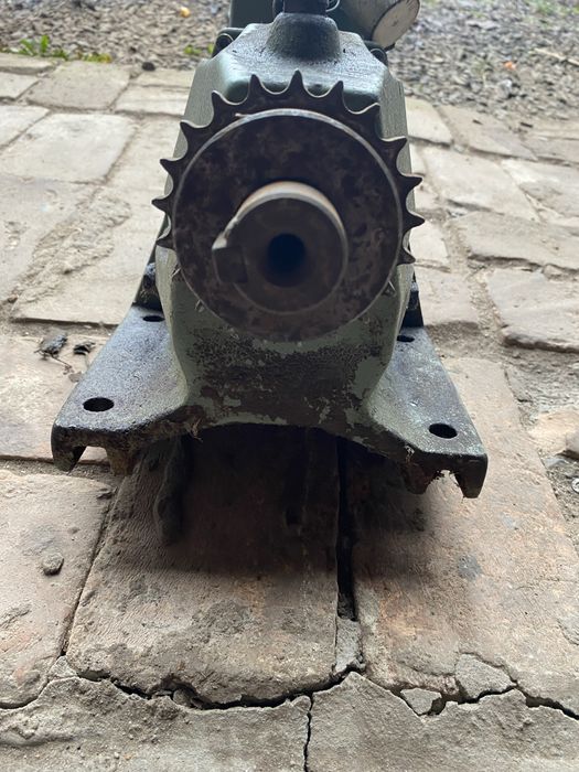 Електродвигун з редуктором, вихід на зірочку.