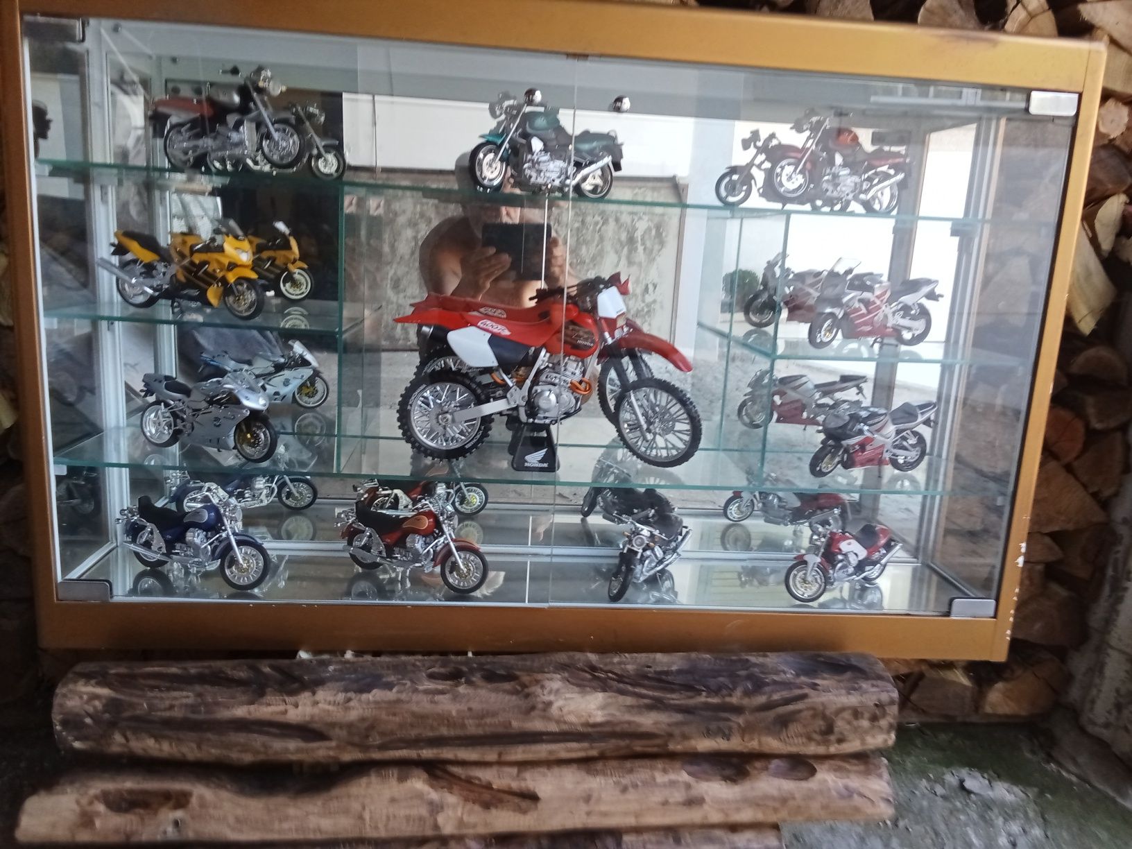 Vitrine em vidro com uma colação 12 MOTAS.