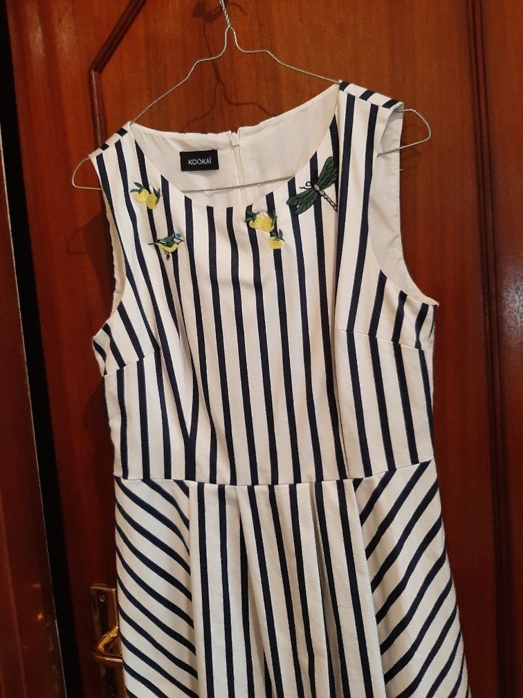 Vestido KOOKAI com riscas diferentes. Original e bonito.