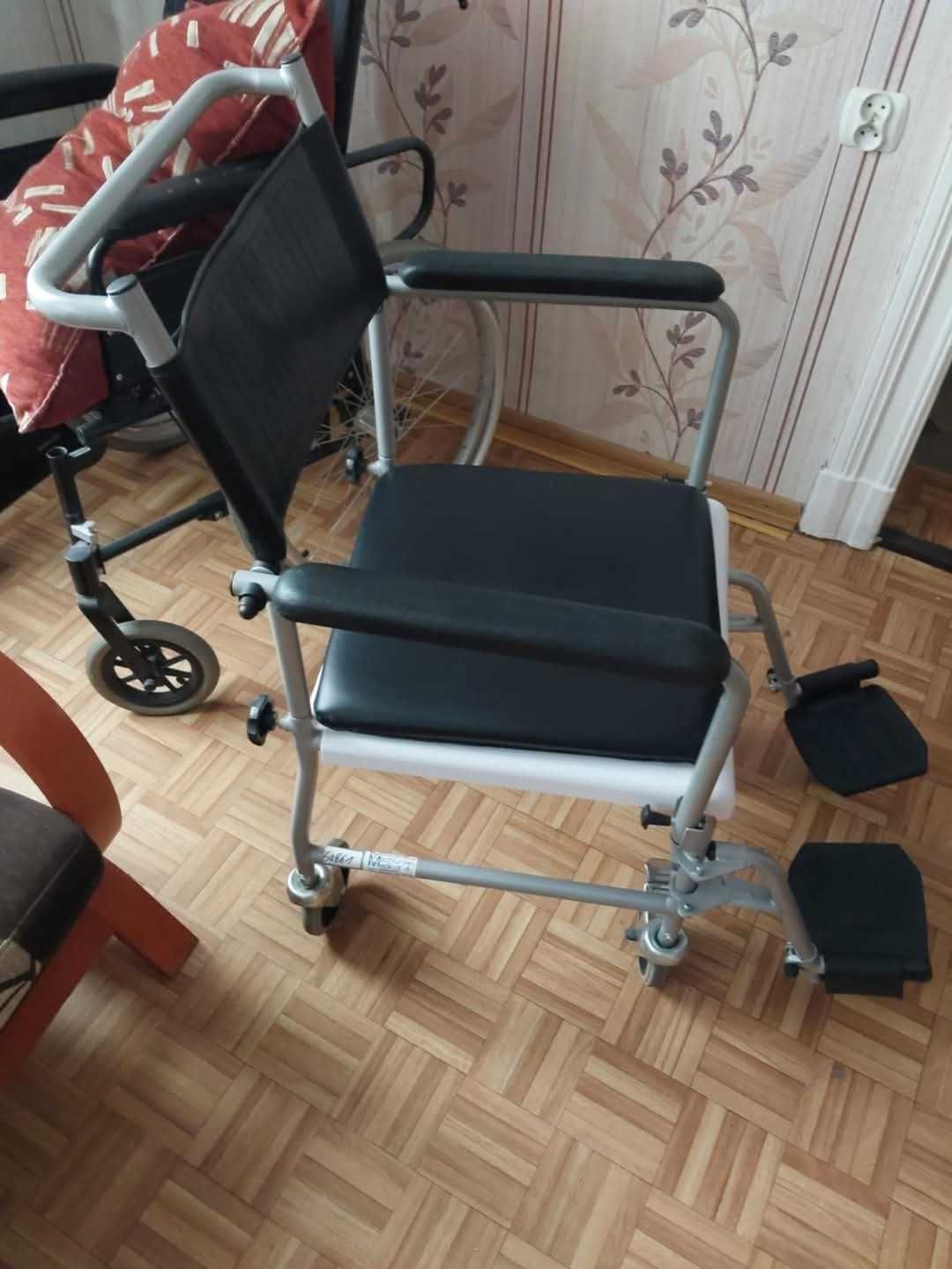 Wozek z przenosnym wc