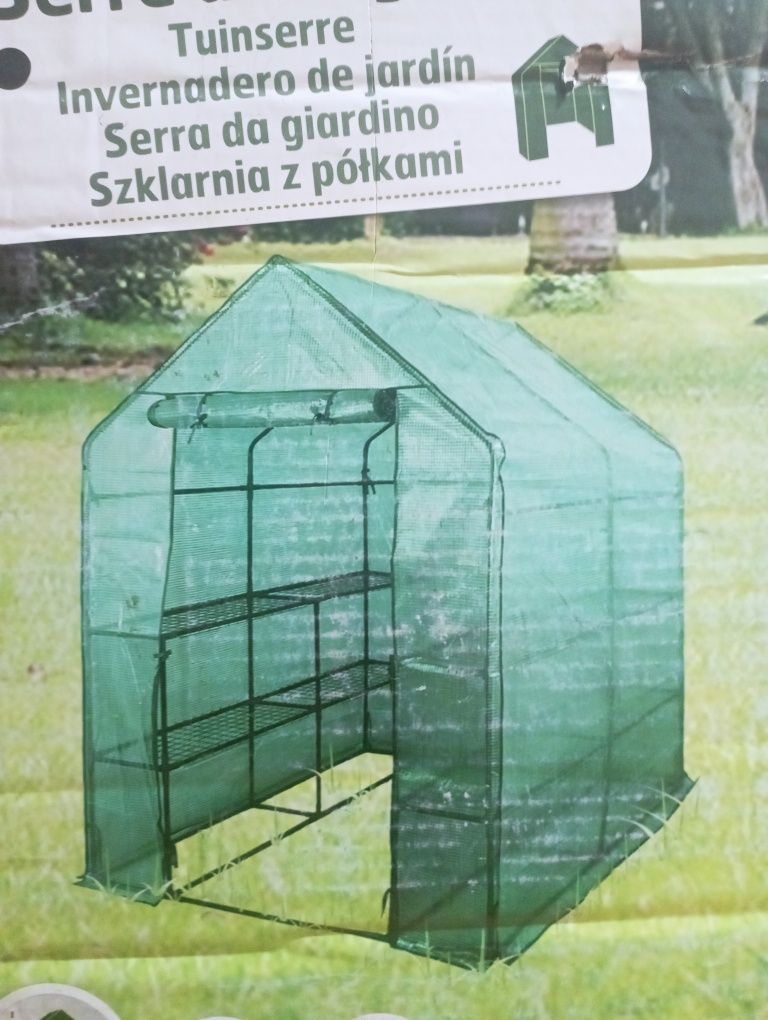 Szklarnia z półkami