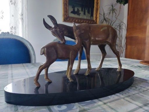 Figurki saren na marmurowej podstawie. Duże