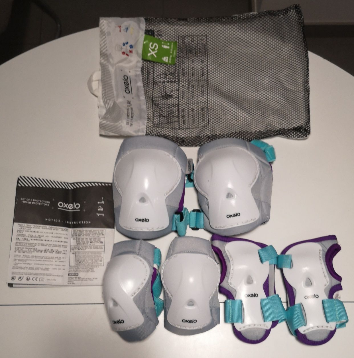 Conjunto de patins em linha, capacete e set de protetores